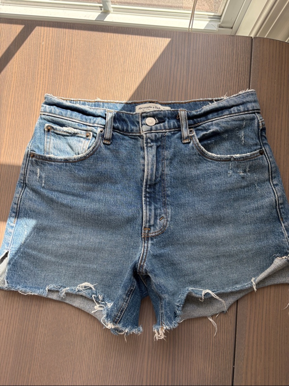 Abercrombie the 4” Mom Short distressed